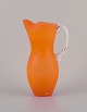 Gunnel Sahlin 
Kosta Boda, 
Sverige.
Stor kande af 
kunstglas.
Orange glas 
med hvid ...