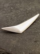 Bent Gabrielsen 
for Hans 
Hansen. `Peak´ 
moderne broche 
af 
sterlingsølv, 
dess. 113. L. 
7.5 emne ...
