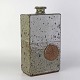 Kasseformet 
vase i glaseret 
keramik med 
rund dekoration
Producent 
ukendt
Signeret under 
...