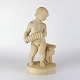 Figur i 
sandsten med 
motiv af dreng 
som spiller 
harmonika.
Producent 
Johannes 
Hansen, ...