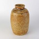 Vase i stentøj 
med glasering  
brune og gyldne 
nuancer.
Producent 
ukendt
Signeret ...