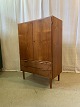 Skab i fineret 
teaktræ.
kr. 2.400,-