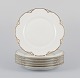 Et sæt på seks 
"Haviland" 
middagstallerkener 
af porcelæn.
Hånddekoreret 
gulddekoration, 
hvidt ...