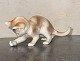 Bing & 
Grøndahl: 
Tidlig figur i 
porcelæn af kat 
der leger med 
bold. 
Fremstillet i 
begyndelsen af 
...