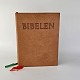 Læderindbundet 
bibel med 
farveplancher 
gengivet efter 
verdensberømte 
kunstværker og 
bibelatlas. ...