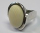 Designer ring i 
sterling sølv 
med elfenben, 
N. E. From 
(efter 1944), 
Nakskov, 
Danmark. ...