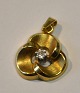 Rødguld vedhæng 
med brillant, 
20. årh. 
Danmark. 
Stemplet. Vægt: 
0,9 gram. Dia.: 
1,5 cm. 
Brillant ...