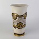 Unika vase i 
porcelæn med 
abstrakt 
mønster i blå 
og guld på lys 
baggrund. Nr. 
87
Formgiver Jo 
...