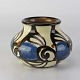 Dansk art 
nouveau vase i 
keramik med 
glasur 
dekoreret med 
abstrakt 
mønster. Nr. 
304
Producent ...
