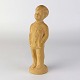 Figur i 
terracotta med 
motiv af 
stående dreng i 
pyjamas.
Producent 
ukendt, 
signeret ...