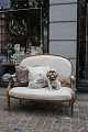 Empire salon 
sofa , forgyldt 
med fin gammel 
patina og 
betrukket med 
lyst hørstof. 2 
pyntepuder ...