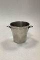 Just Andersen 
Isspand med 
Flaskeholder, 
af Tin, No. 
1959
Brugt, men i 
fin stand
Isspand ...
