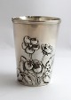 A. Dragsted. 
Lille sølvvase 
med blomster 
motiv. Højde 
8,3 cm. 
Produceret 
1900. Der er en 
del ...