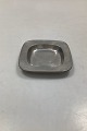 Just Andersen 
Firkantet flad 
Skål af Tin, 
No. 2571
Brugt, men fin 
stand
Måler 11,5 x 
11,5 cm ...