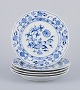 Meissen, 
Tyskland. 
Et sæt på fem 
”Løgmønstret” 
tallerkener af 
porcelæn.
Håndmalet 
dekoration ...
