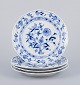 Meissen, 
Tyskland. 
Et sæt på fire 
”Løgmønstret” 
tallerkener af 
porcelæn.
Håndmalet 
dekoration ...