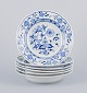 Meissen, 
Tyskland. 
Et sæt på seks 
dybe 
”Løgmønstret” 
tallerkener af 
porcelæn.
Håndmalet ...