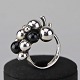 Ring i sterling 
sølv fra serien 
Moonlight grape 
med perler i 
onxy og sølv.
Producent 
Georg ...