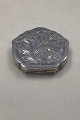 Italiensk Sølv 
Pilleæske, 830 
S
Smukt 
dekoreret
Måler: Diam 
4.5 cm / 1.77 
inch 
H 1.0 cm / ...