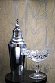 Gammel 
Cocktailshaker 
fra 60érne i 
forsølvet metal 
med delfin på 
toppen. Højde: 
25cm. Dia.: 
8,8cm.