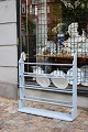 Gammel 
tallerkenrække 
/ reol i træ 
med sart 
lyseblå 
bemaling.
H: 88cm. 
B:89cm. D: 
20cm.