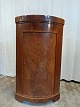 Hjørneskab i 
fineret 
mahogni, fra 
1900erne.
Det har 
brugsspor.
Højde 138cm 
Bredde 79cm 
Dybder 57cm