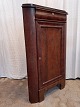 Hjørneskab i 
fineret 
mahogni, fra 
1900erne.
Det har 
brugsspor.
Højde 143cm 
Bredde 94cm 
Dybder 63cm