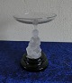 Visitkortskål 
på sort fod med 
figur af 
frossen glas i 
pæn stand.
Figur: 
Siddende dreng 
på sten. ...