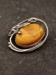 Sterling sølv 
broche 4 x 3,2 
cm. med rav 2 x 
2,8 cm. emne 
nr. 615019