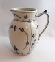 Königliches Kopenhagen. Musselmalet, Gerippt. Wasserkrug. Modell 161. Höhe 18 
cm. (1 Wahl). Hergestellt vor 1923.