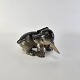 Kongelig figur 
af porcelæn, 
med motiv af en 
gravhund som 
jagter sin 
hale. Nr. 1407
Formgiver ...