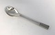 Georg Jensen. 
Sølvbestik 
(925). Relief. 
Kaffeske. 
Længde 10,5 cm. 
Produceret 
1933-1945.