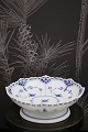 Royal 
Copenhagen 
Musselmalet 
Helblonde skål 
på fod.
H: 6cm. Dia.: 
17,5cm. 
Dekorations 
nummer: ...