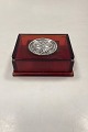 Smykkeæske med 
Aaron Shatkin 
Sterling Sølv 
Turtelduer 
Broche fra 
1940erne
Måler 11,5 cm 
x 8 ...