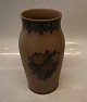 Brun Vase 19.5 
cm Frugt 
dekoration #47 
L. Hjorth 
Bornholm 
Denmark
Bornholm, L. 
Hjorth Keramik 
I ...