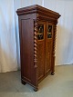 Skab i fineret 
egetræ, fra 
120erne.
Det har 
brugsspor.
Højde 173cm 
Bredde 101cm 
Dybde 52cm