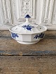 Royal 
Copenhagen, 
Kantet Blå 
Blomst lågfad 
No. 8535, 1. 
sortering
Højde 14 cm. 
Diameter 22,5 
cm.