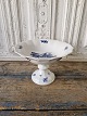 Royal 
Copenhagen Blå 
Blomst Kantet 
opsats 
No. 8531, 1. 
sortering
Højde 15,5 cm. 
Diameter 24 cm.