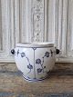 Royal 
Copenhagen 
Musselmalet 
riflet 
urtepotteskjuler 

No. 126, 2. 
sortering
Højde 17 cm. 
...