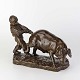 Figur i 
brunmalet 
bronze med 
motiv af dreng, 
som trækker en 
gris i halen. 
Producent 
Vincenzo ...