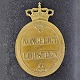 Kongeligt 
lodstegn i 
messing 
Aalborg 
Nørresundby 
Lodseri
Højde 7,5 cm
Bredde 5 cm
Dybde 3 mm