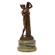 Grand Tour 
souvenir i form 
af bronze 
skulptur 
forestillende 
Venus på grøn 
marmorsokkel
Signeret ...