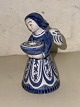 BLÅ OG HVID: 
Figur af 
bemalet engel i 
keramik som 
lyseholder fra 
den bornholmske 
lervarefabrik 
...