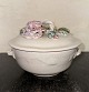 KAREN HANNOVER 
(1872-1943): 
Skål i keramik 
med modellerede 
grene, blomster 
og bladværk på 
låget. ...