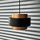 Loftspendel med 
sortlakeret og 
kobber-lakeret 
aluminium skærm
Design Jo 
Hammerborg
Producent ...