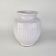 Hvid rillet 
vase i glaseret 
keramik
87 810
Producent 
Knabstrup
Stemplet under 
bunden X M ...