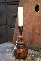 Antik svensk 
lysestage fra 
1800 tallet i 
træ og 
lysholder i 
smedejern med 
en super fin 
patina. ...