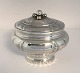 Benny Larsen, Kopenhagen (Benny L). Bonbonniere aus Sterlingsilber (925). Länge 
15 cm. Höhe 13 cm. Hergestellt 1947