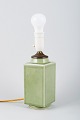 Kinesisk lampe 
af keramik, 
messing 
montering.
Celadon 
glasur.
1900-tallet.
Måler : 
Totalhøjde ...