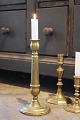 Gammel 
lysestage i 
messing fra 
sidst i 1800 
tallet med en 
fin patina.
Højde: 25,5cm.